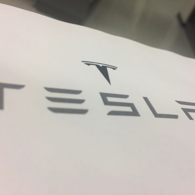 Kalifornialaisyritys Tesla valmistaa sähköautoja.
