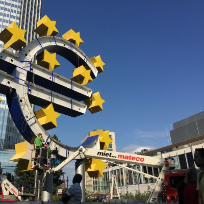 Eurorahan symbolia korjataan Euroopan keskuspankin edessä.