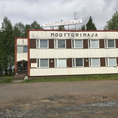 Ulkonäöltään karun kaunis Kaurismäkeläisyyden parhaita perinteitä vaaliva Kempeleen Moottorimaja on palvellut asiakkaita jo lähes puoli vuosisataa.