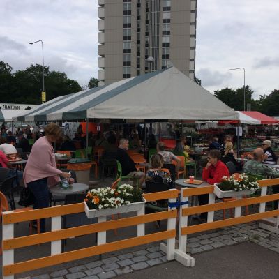 Kouvolan tori. Torikahvilassa ihmisiä