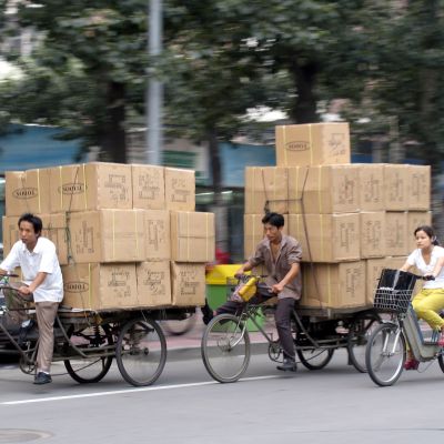 Cykelbud transporterar Paket i Peking. 