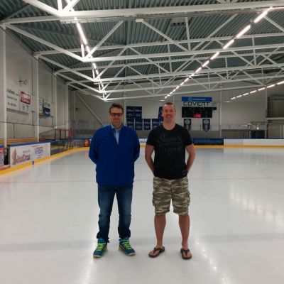 Juhani Pöntinen ja Janne Ahoniemi seisovat Leppävaaran jäähallin kaukalossa jäällä kesävaatteet päällä.