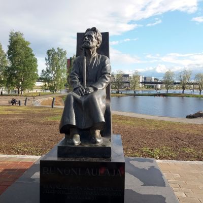 Runonlaulaja Miihkali Arhippaisen patsas Joensuun Ilosaaressa.