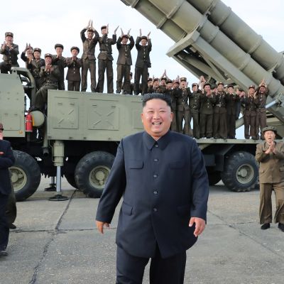 Pohjois-Korean johtaja Kim Jong-un valvoi uuden raskaan raketinheitinjärjestelmän testaamista tuntemattomassa paikassa Pohjois-Koreassa lauantaina.