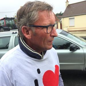 Calaisbon och demonstranten Jean Francois Gratien berättar att migranter bygger kojor av hans och grannarnas staket. Jean Francois Gratien deltar i demonstrationen i Calais 5.9.2016.