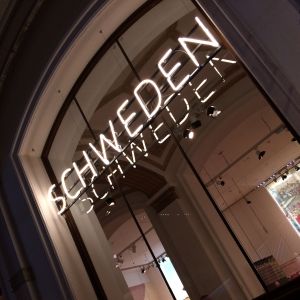 Finland var också Sverige under reformationstiden. Och tvärtom. Neonskylt ur utställningen Der Luthereffekt i Berlin
