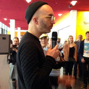 Oi maamme! -näyttely Kiasmassa, avajaiset 28.2.2017. Timo Wright ja Tehonrakentajat-ryhmä.
