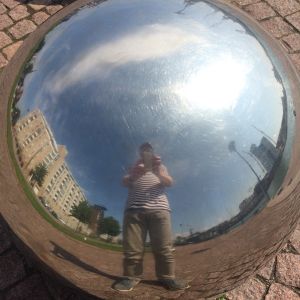Det här är ingen selfie. Det är en Pokémon Go-spelare. Selfie via konstverket Olo n:o 22 av Pasi Karjula och Marko Vuokola (Sandviken i Helsingfors)