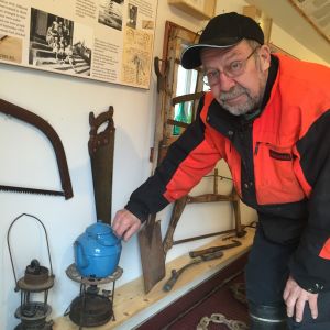 Karl-Göran Karlsson var med som 14-åring när hemgården Grefvas i Degerby skulle röjas och spritköket och petromaxen var ett måste. Karl-Göran Karlsson visar upp en blå kaffekanna.