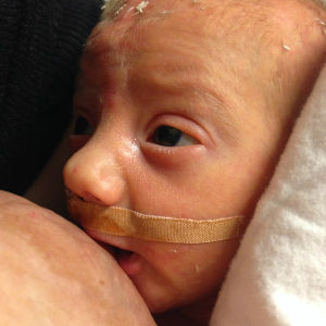I samma stund ser hon mig i ögonen för första gången i sitt liv. Nyfödd baby
