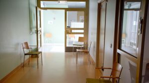 Sittplatserna i lokalen står utspridda med några meters avstånd till varandra. Inomhus på Näse hälsovårdscentral.