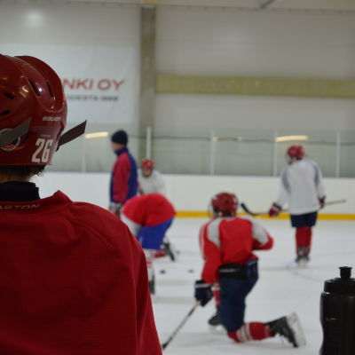Ishockeylaget Viikingits juniorer tränar i Norsdjö.