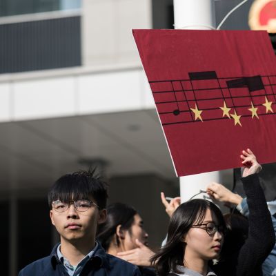 Aktivistit osoittivat mieltään Hong Kongissa laululakiesitystä vastaan. 