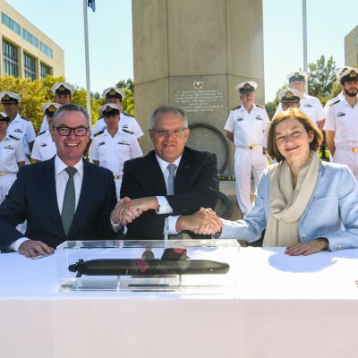 Australian puolustusministeri Christopher Pyne, pääministeri Scott Morrison ja Ranskan puolustusministeri Florence Parly kättelivät maanantaina Australian pääkaupungissa Canberrassa.