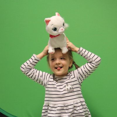 Lapset ottavat toisistaan kuvia green screen -kankaan edessä.