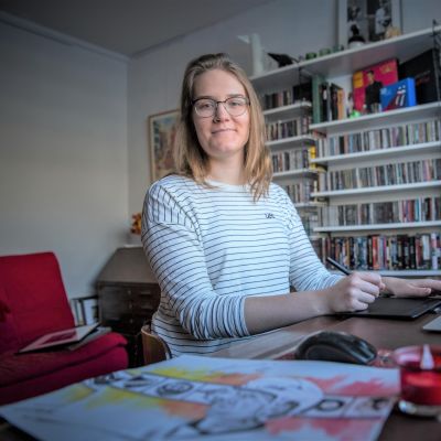 tyttö piirtää
