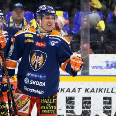 Tapparan Niko Ojamäki ja Anton Levtchi juhlivat joukkueensa 1-0-maalia