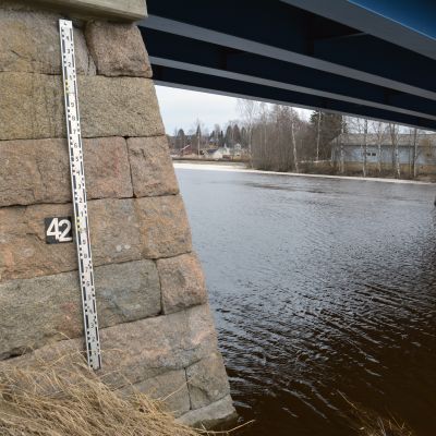 Kyrönjoen korkeutta tarkkaillaan siltaan kiinnitetyllä mittarilla Kurikassa.