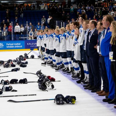 Naisleijonat MM-finaalin jälkeen.