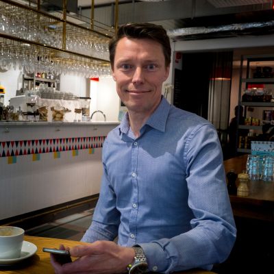 Tukholmassa asuva Niklas Gustafsson on siirtynyt ilmastosyistä entistä enemmän lentomatkailusta junamatkailuun.