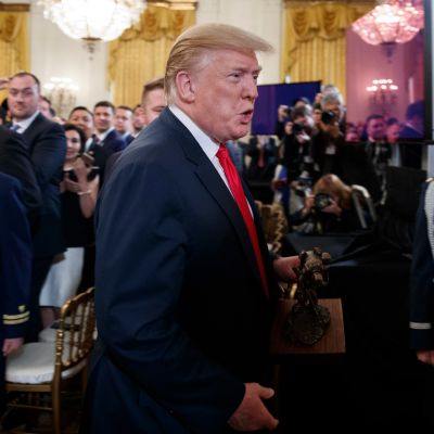 Trump veteraanien tilaisuudessa Valkoisessa talossa
