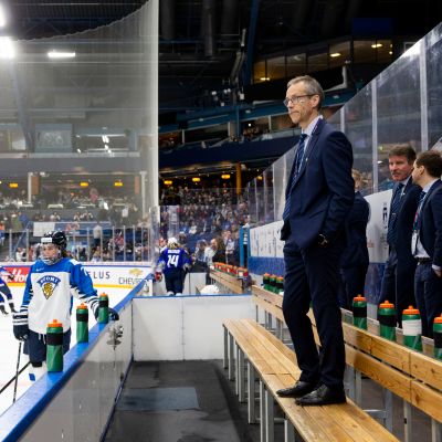 Pasi Mustonen seuraa lämmittelyä vaihtoaitiossa.