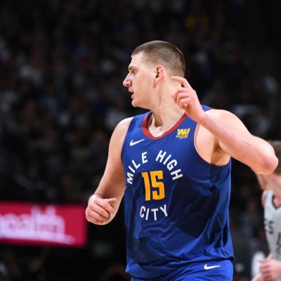 Nikola Jokic kentällä.