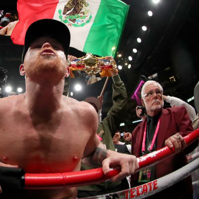 Saul Alvarez juhlii voittoa.