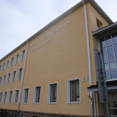 Porin suomalaisen yhteislyseon koulurakennus.