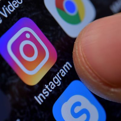 Instagramin logo puhelimen näytöllä.