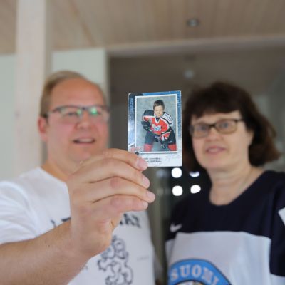 Ari ja Elisa Lammikko poikansa Juhon kuvan kanssa.