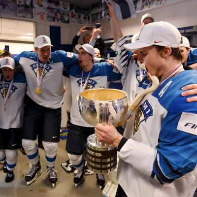 Mikko Lehtonen (kannun kanssa)