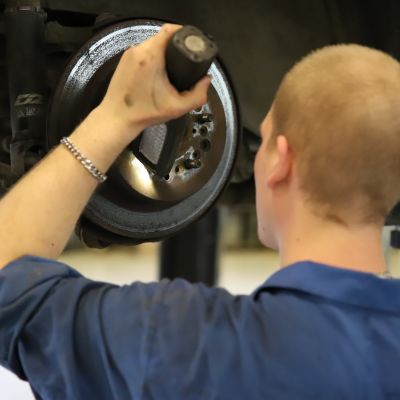 Opiskelija tutkii autoa.
