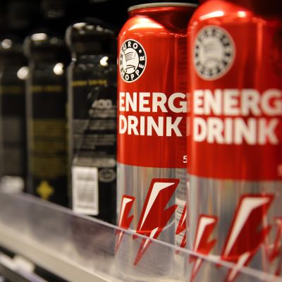Energiajuomatölkkejä.