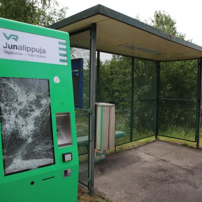 Rikottu lippuautomaatti Herralan asemalla.