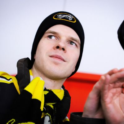 Aarne seuraa peliä yhdessä tulkin kanssa.