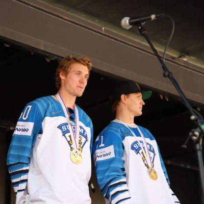 MM-kultamitalistit Miika Koivisto ja Joel Kiviranta esiintyivät kotikaupungissaan rennosti.
