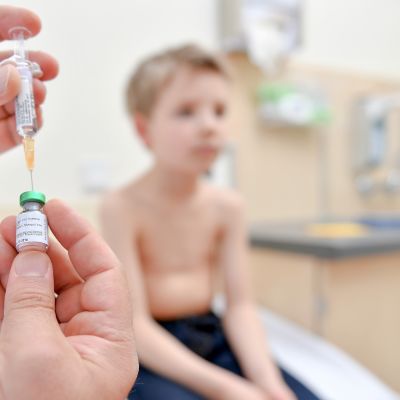 Poika odottaa tuhkarokkorokotetta Schwelmin kaupungissa sijaitsevassa sairaalassa. Kuva huhtikuulta 2019.