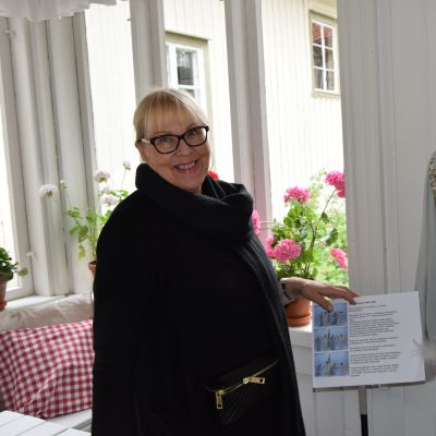 Nainen esittelee tekemäänsä pukua viihdeohjelma Velipuolikuuhun.