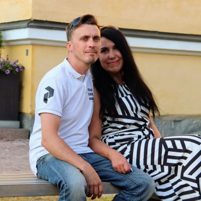 Toni Tapio ja Katja Haapakoski tapasivat Tinderissä. Kahdessa vuodessa parin tie on vienyt alttarille.