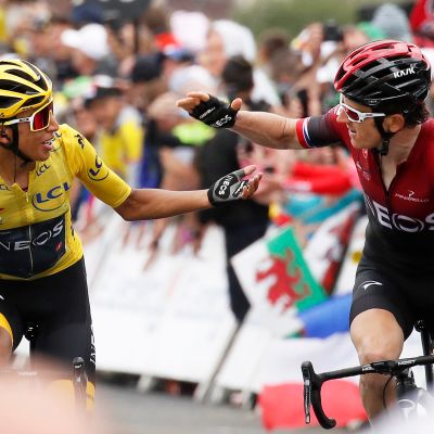 Geraint Thomas (oik.) onnittelee tallikaveriaan Egan Bernalia 20. etapin päätteeksi. Tour de France 2019.