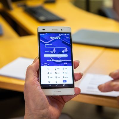 Nainen käyttää nordean nettipankki sovellusta.