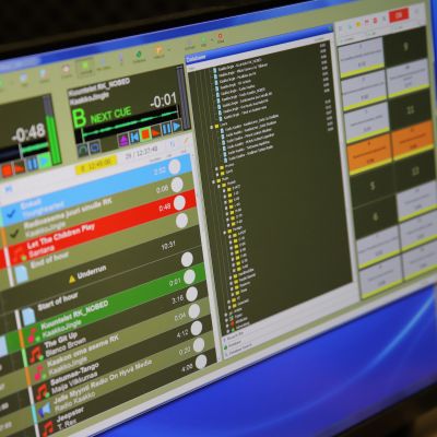 Radio Kaakon lähetyksiä on tehty tänä kesänä Haminasta. Kuvassa Radio Kaakon lähetyspöytä.