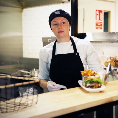 Team member Emma Gäddnäs Vaasan Friends and Brgrs -ravintolassa.