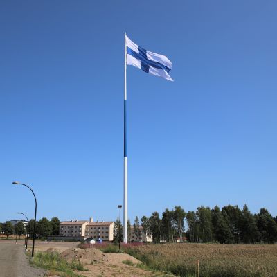 Haminan suurlipputanko ja lippu salossa.