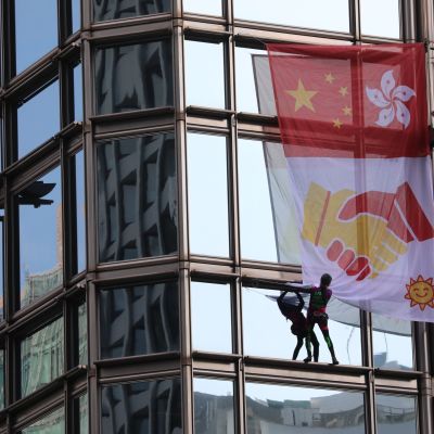 hämähäkkimiehenä tunnettu ranskalainen kiipeilijä kapuaa pilvenpiirtäjään Hongkongissa