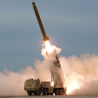 Uutta raketinheitinjärjestelmää testattiin lauantaina Pohjois-Koreassa.