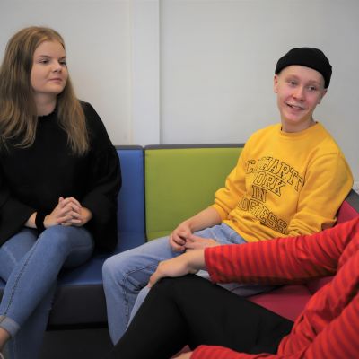 Tessa Lahtinen, Aapo Nikula ja Anssi Moilanen keskustelevat Yhteislyseossa.