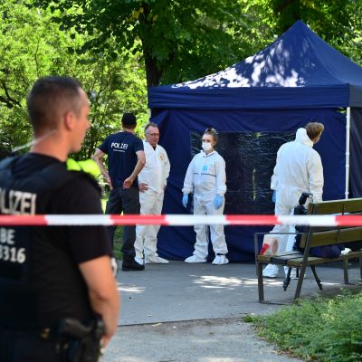 Poliisit tutkivat rikospaikkaa Berliinissä 23. elokuuta. Surmatyöstä epäiltynä on otettu kiinni venäläismies, joka oli saapunut Saksaan lyhytaikaisella Schengen-viisumilla.