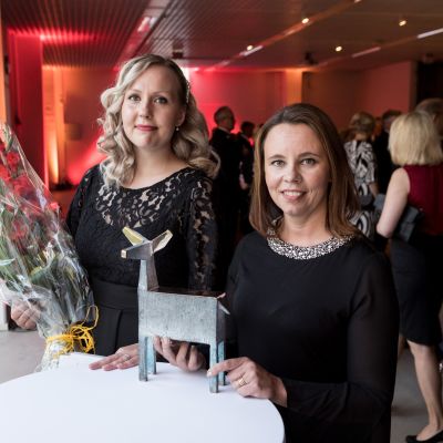 Vuoden 2019 Pirkanmaan palkinto meni tulostettavan silmän sarveiskalvon tutkijoille. Sen saivat Tampereen yliopiston silmäryhmän johtaja, professori Heli Skottman (kuvassa oikealla) ja tutkijatohtori Anni Mörö.